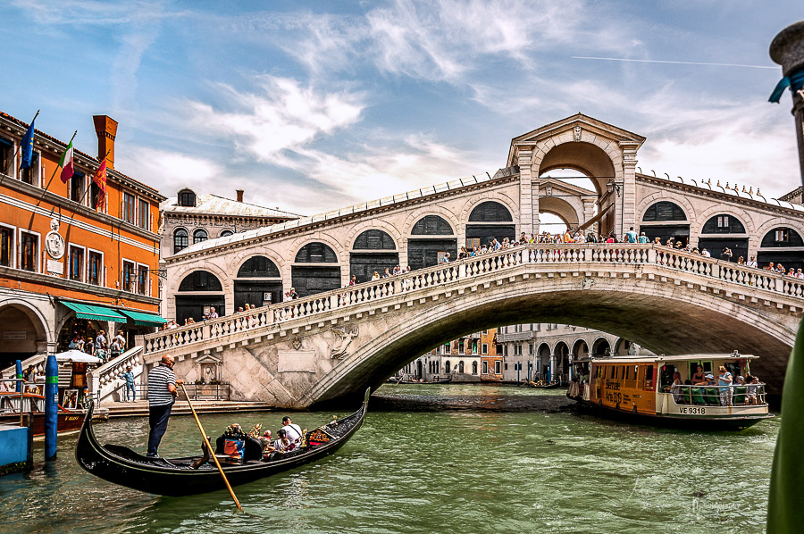 Die Rialto-Brücke über dem Canal Grande in Venedig